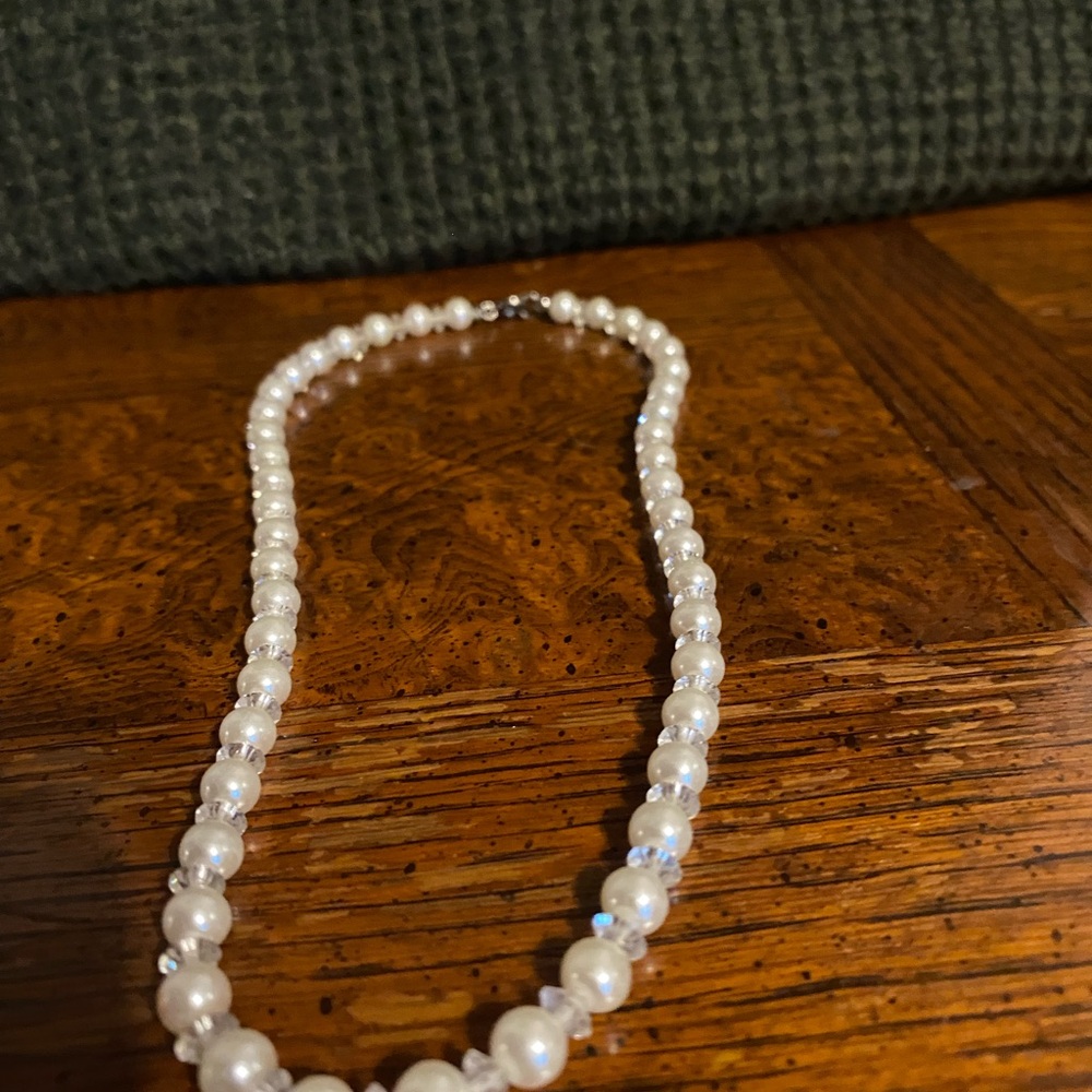 Elegant Pearl Necklace With Crystal Accents